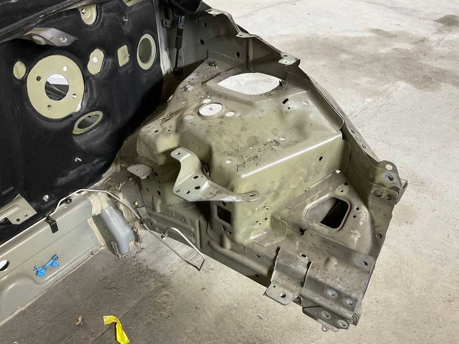 Передня ліва четверть Tesla Model Y 20-25 Разборка Киев