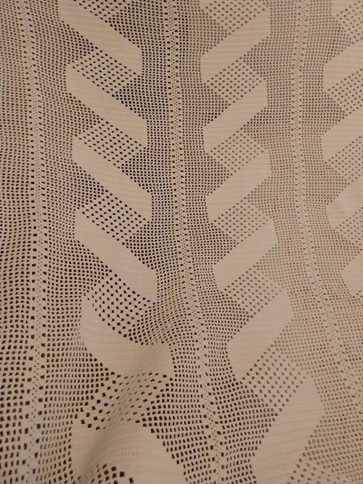 Colcha e toalha de mesa em crochê