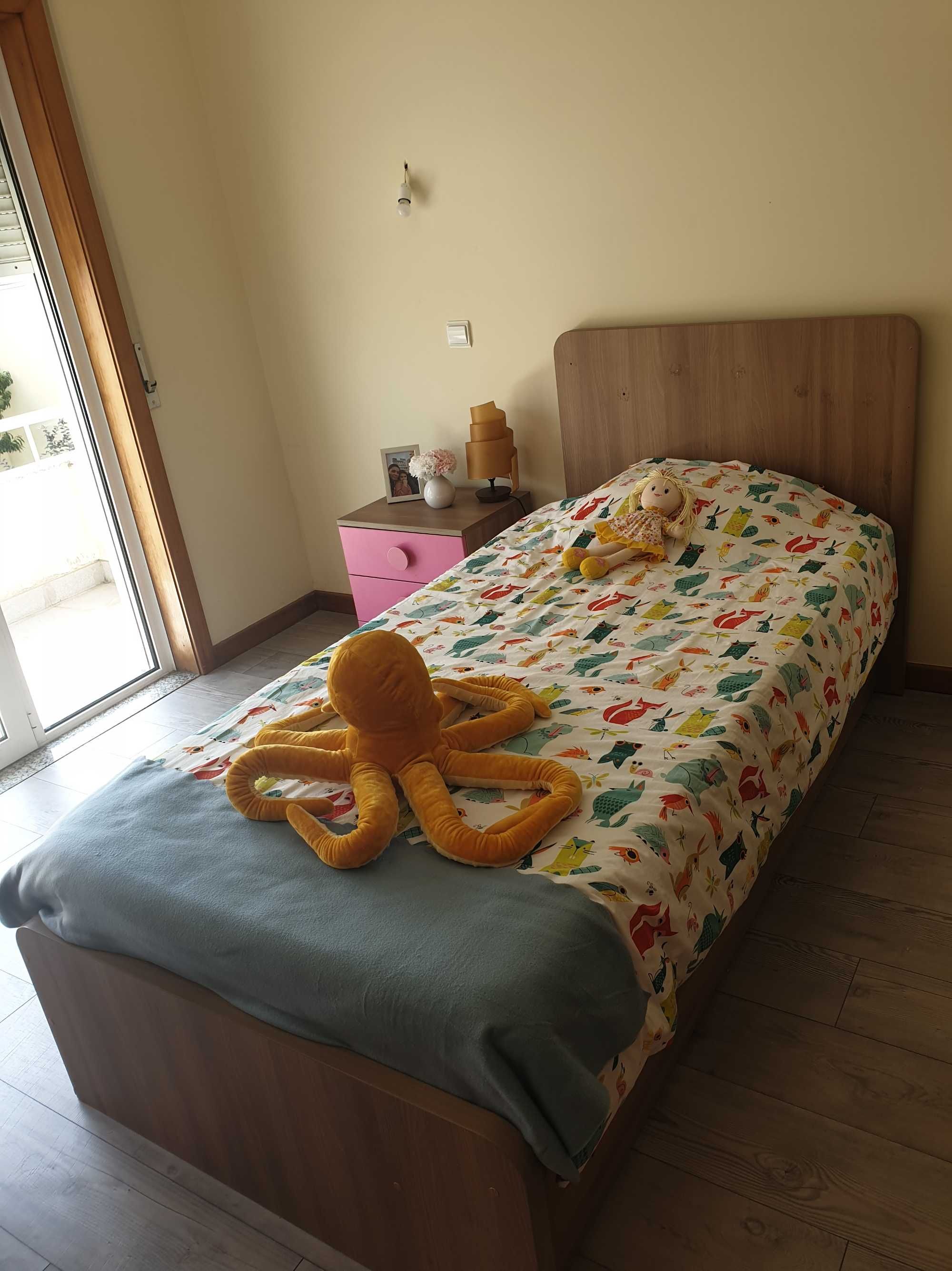 Cama de Solteiro + Mesinha de cabeceira