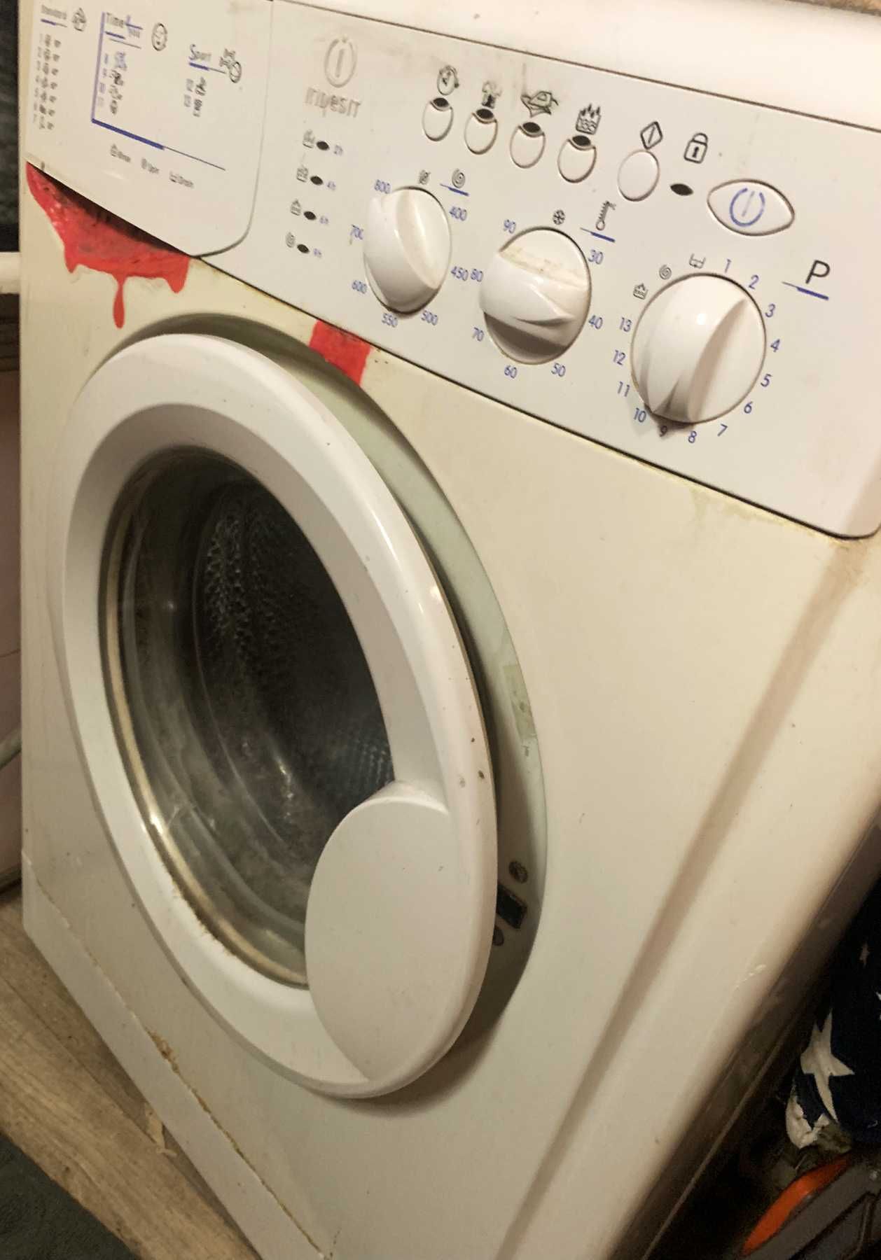 Стиральная машина Indesit WISL 85 X  работает, требуется ремонт.