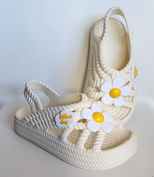 Sandalias menina nr 26 NOVAS