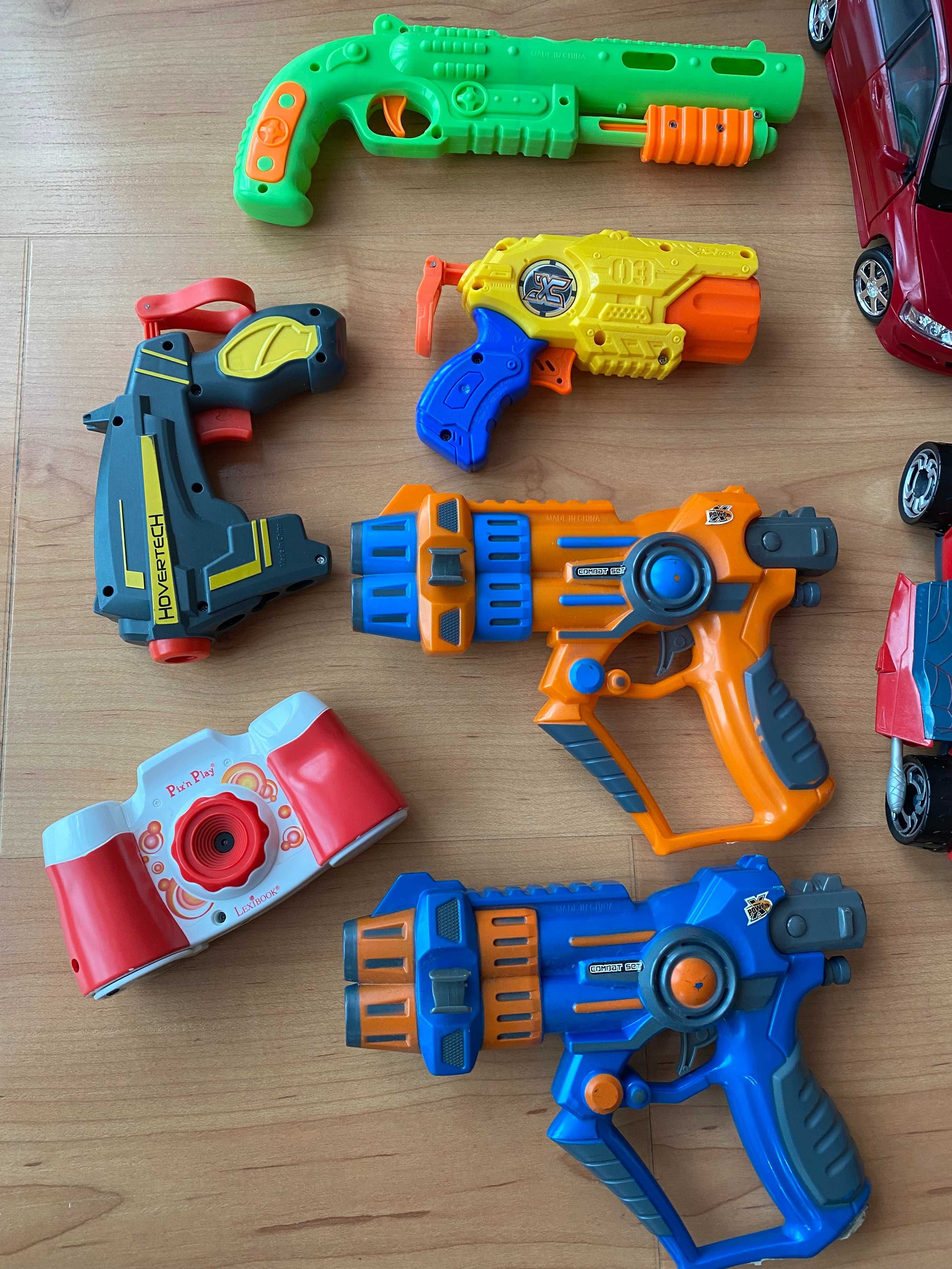 Brinquedos diferentes: figuras, carros, transformers