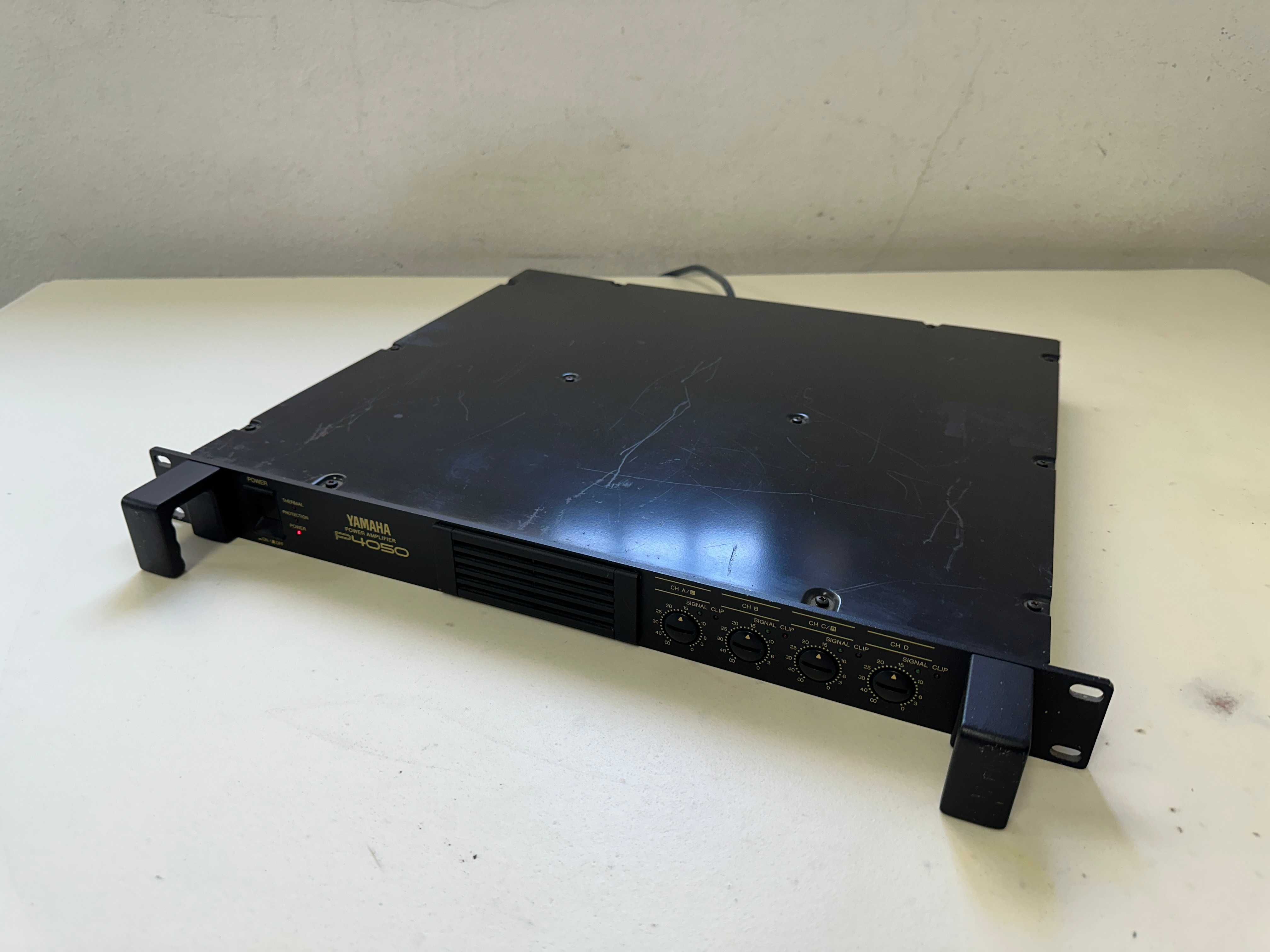 Yamaha     P4050
