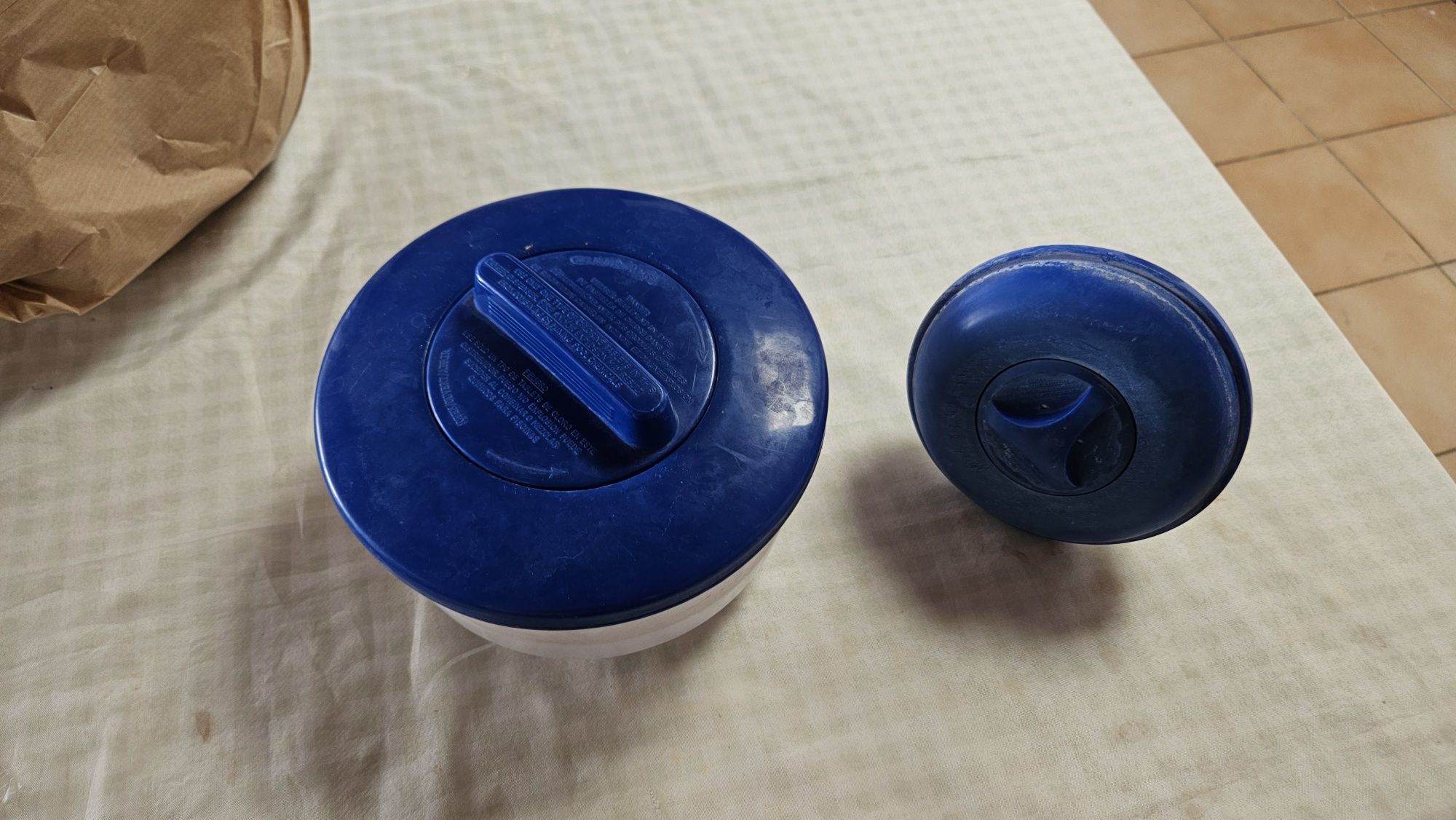 Vendo piscina com porta cloro