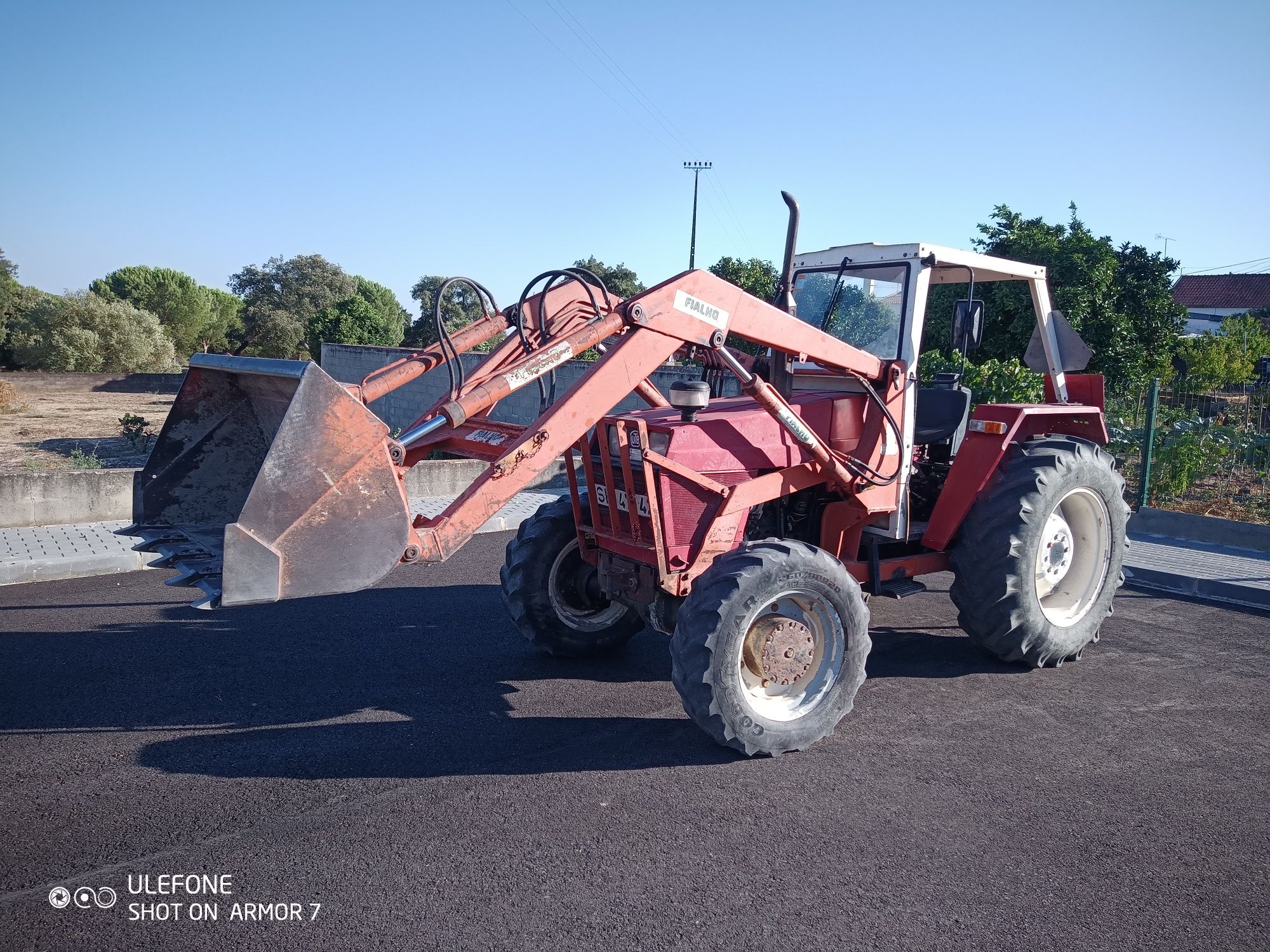 Tractor com carregador frontal