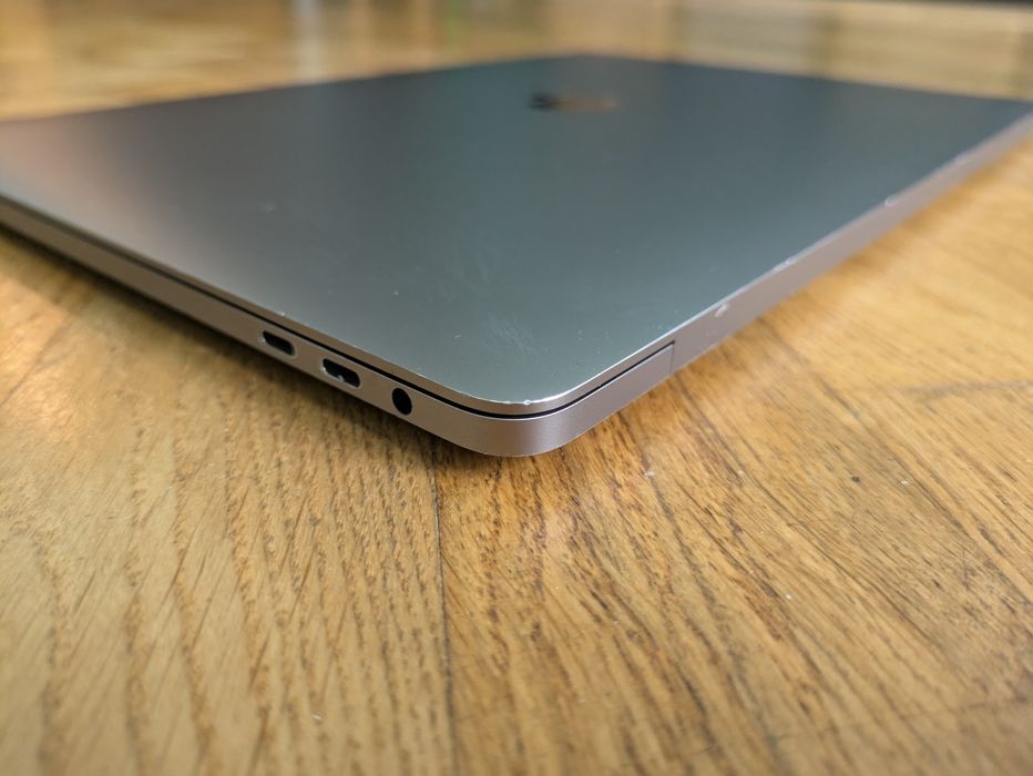 MacBook Pro 2018, 15", i9, 16/512 ГБ, гарний стан.