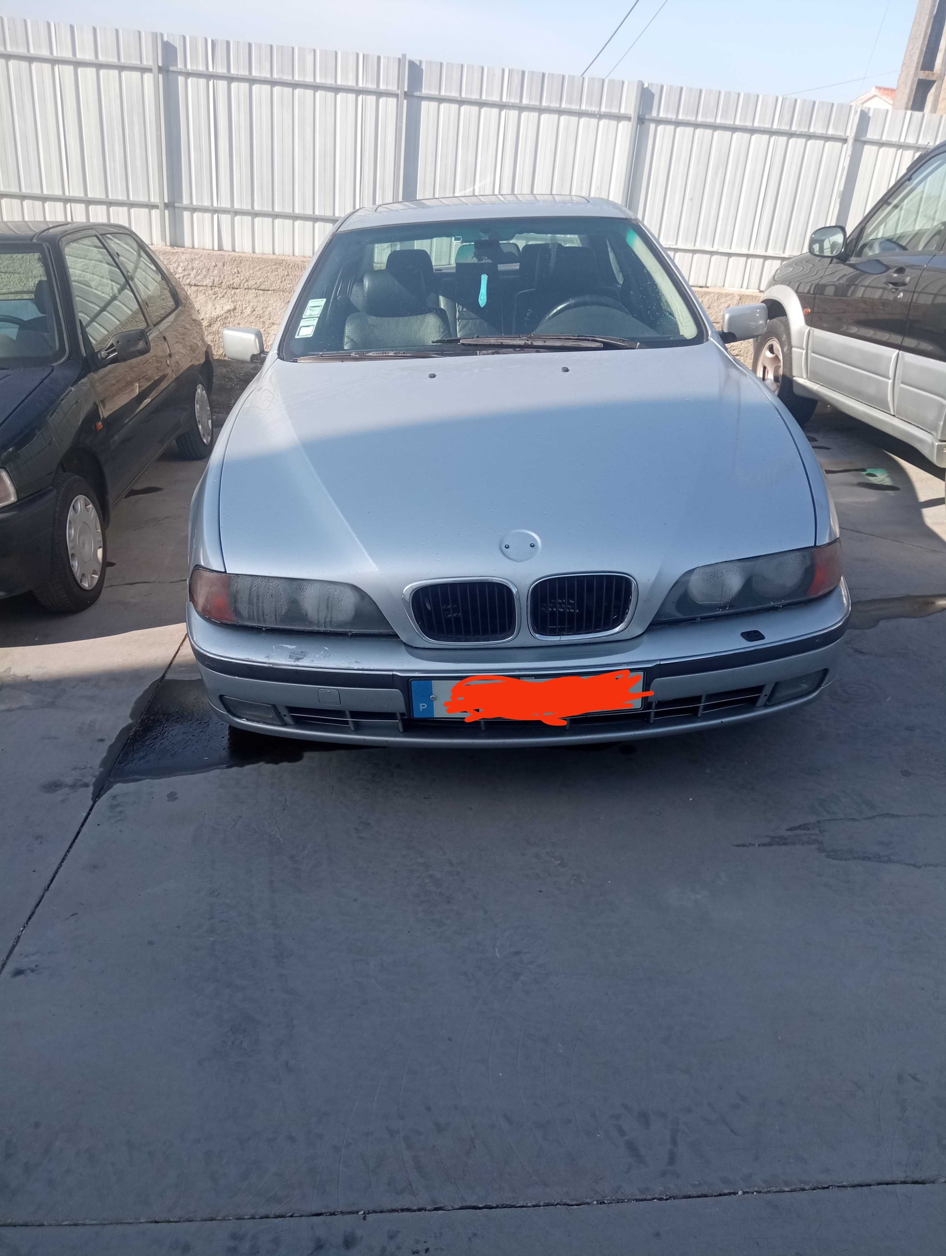 BMW 525 carro só sai de reboque