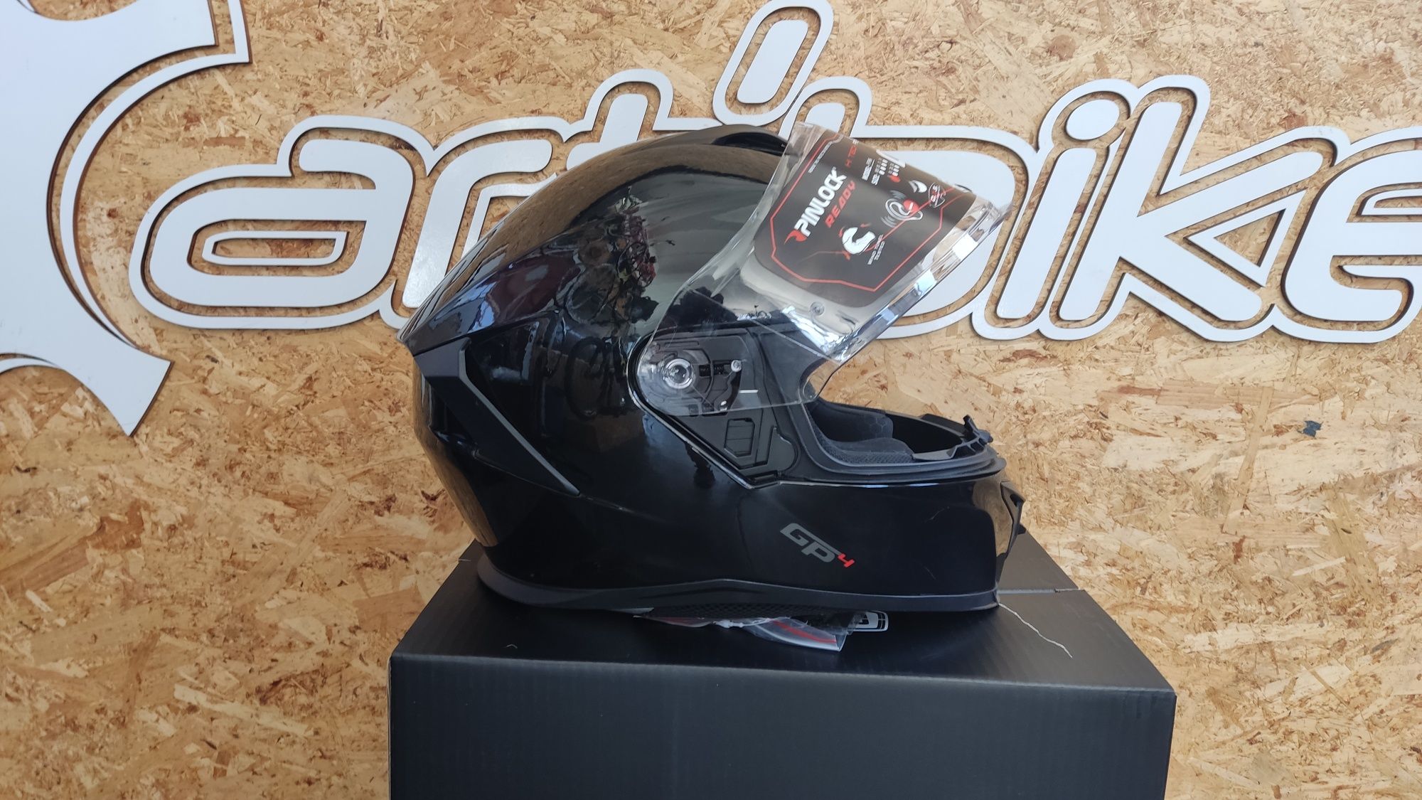 Vários modelos de capacete para mota