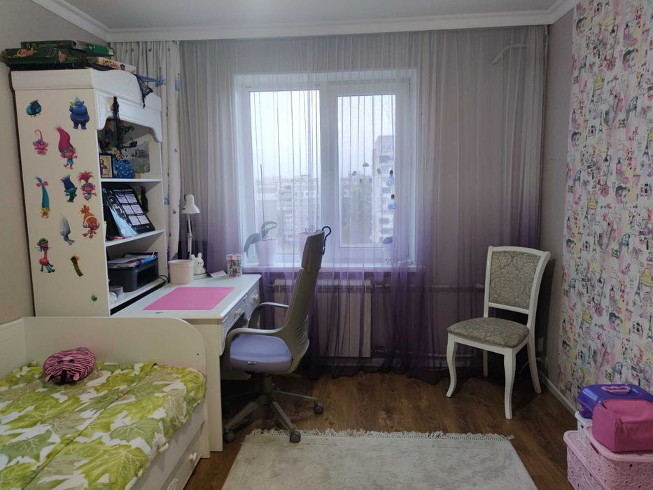 Продаж затишної  трикімнатної квартири в центрі міста.