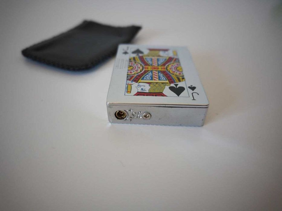 Isqueiro com carta de jogo "Valete de Espadas"