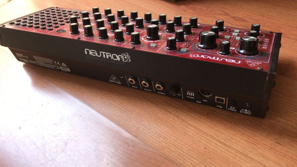Behringer Neutron – Sintetizador semi-modular analógico