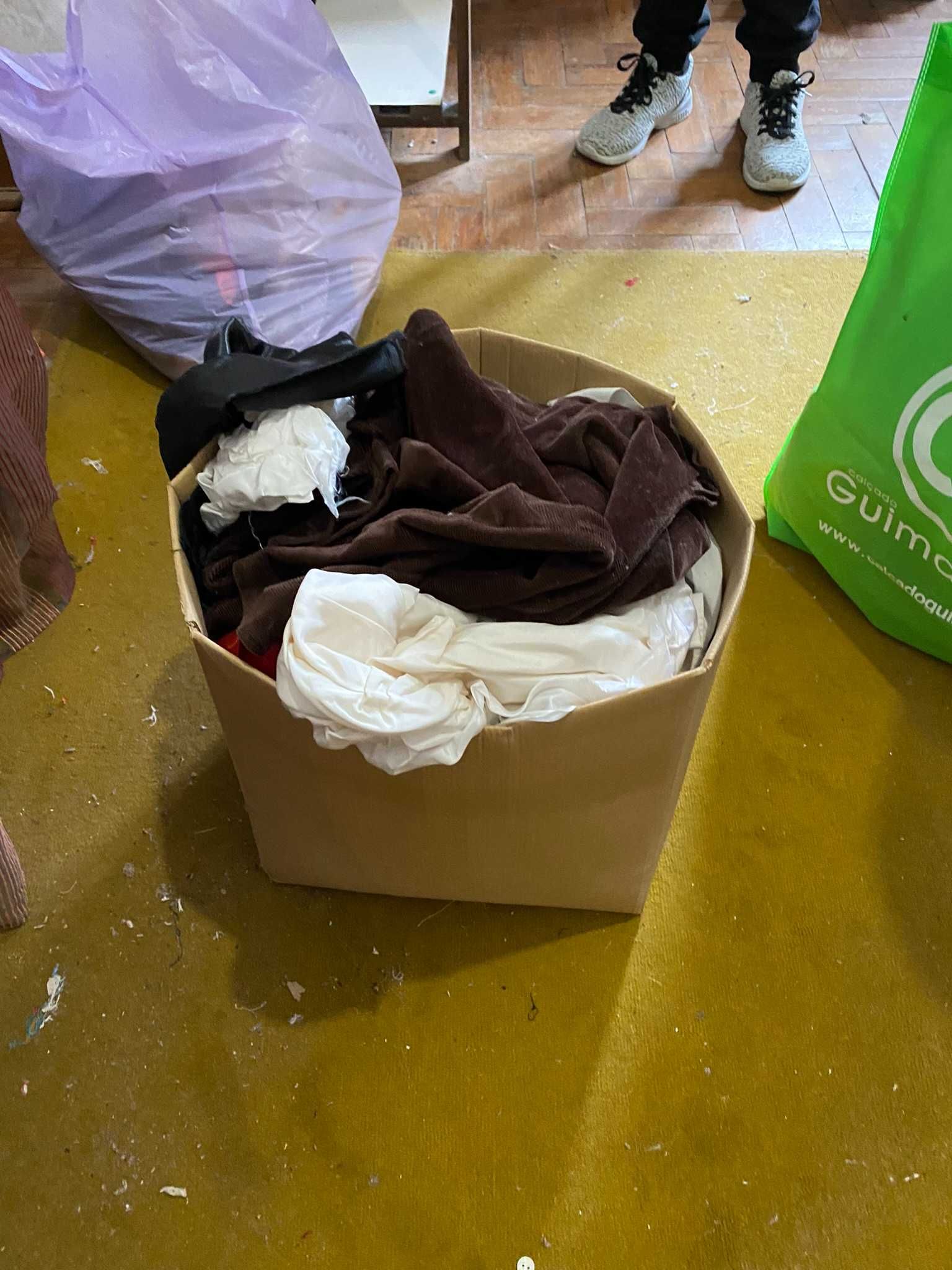 caixa com tecidos diversos
