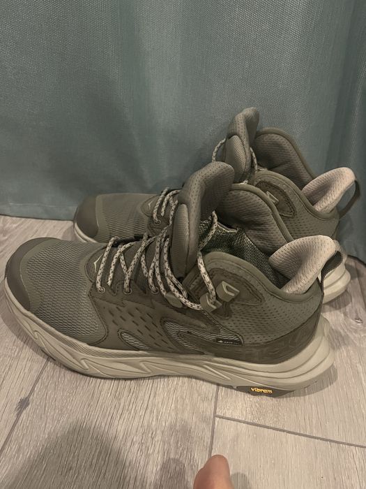 Hoka Gore tex в гарному стані зручні не промокають .