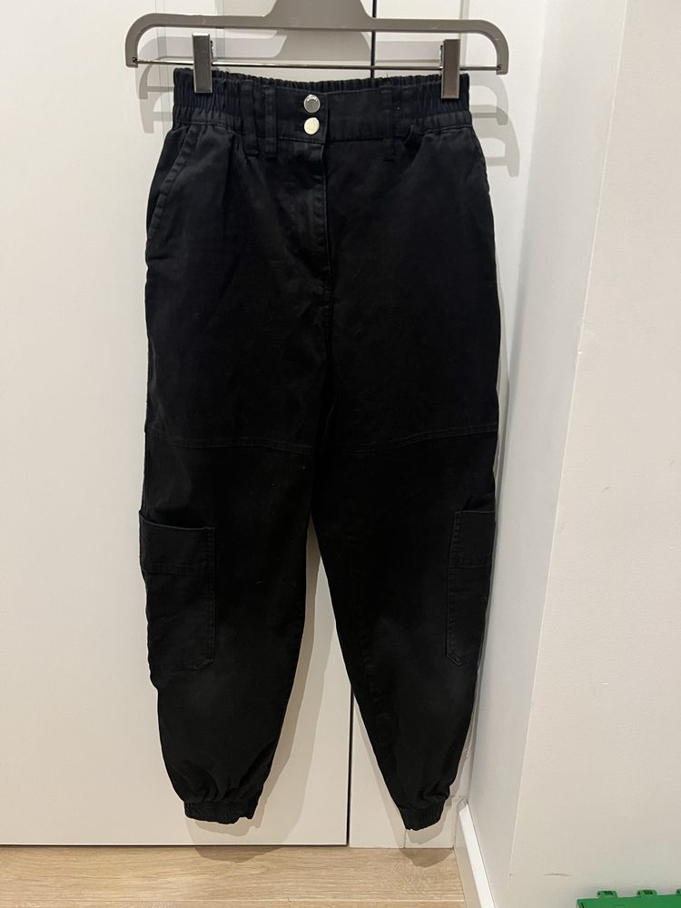 Czarne spodnie jeans cargo spadochrony