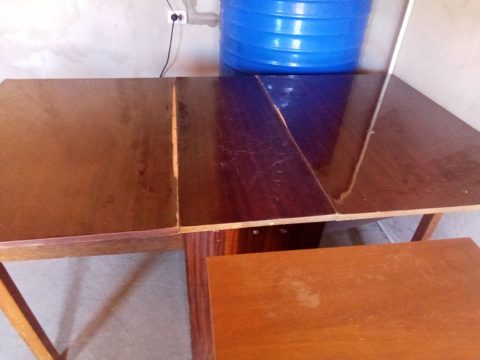 Продам советские 2стола и книжную полку