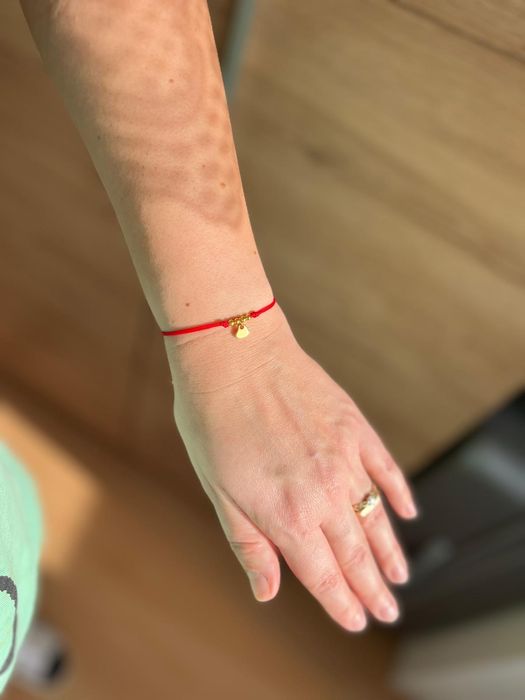 Piękna nowa bransoletka na sznurku, złote serce