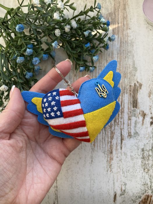 Подарунки за кордон/Брелоки з символікою будь-яких країн світу