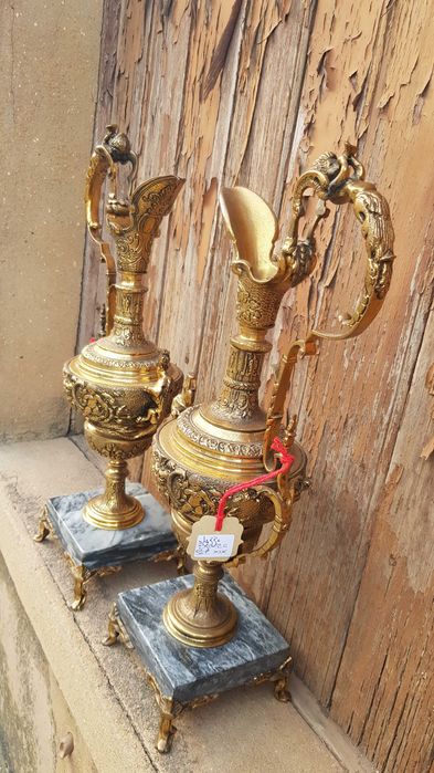 2 Jarrões em bronze com pé em mármore