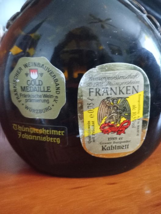 Butelka ozdobiona monetami