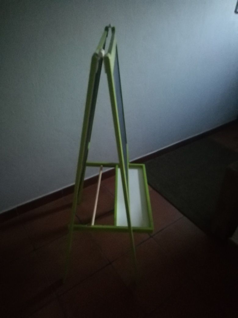 Cavalete de pintura, e desenho.