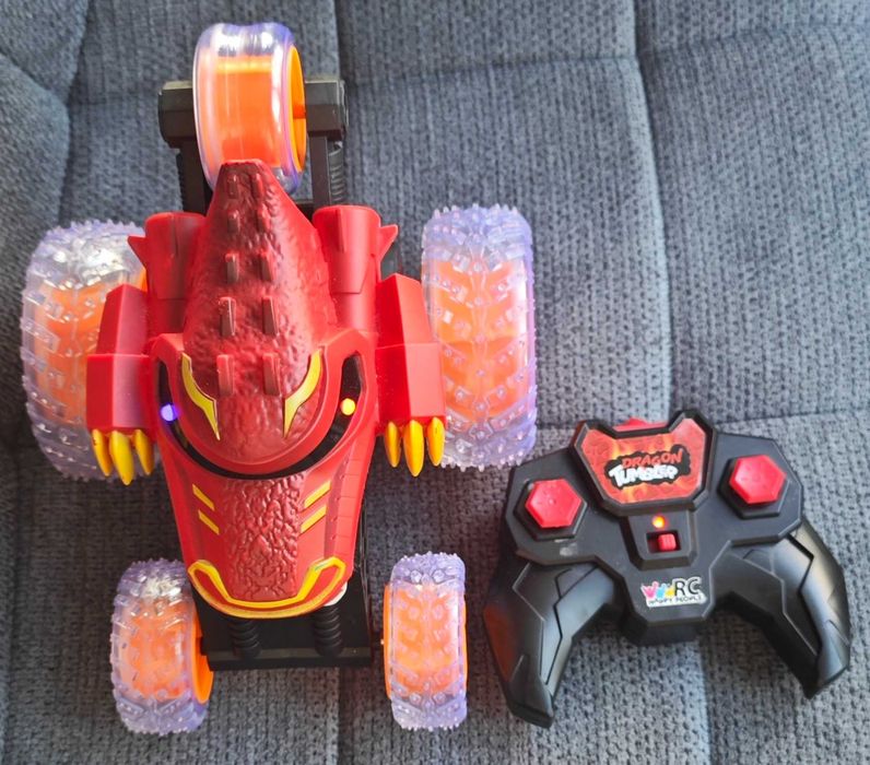 Монстр трак Monster Truck на пульті керування з батарейками