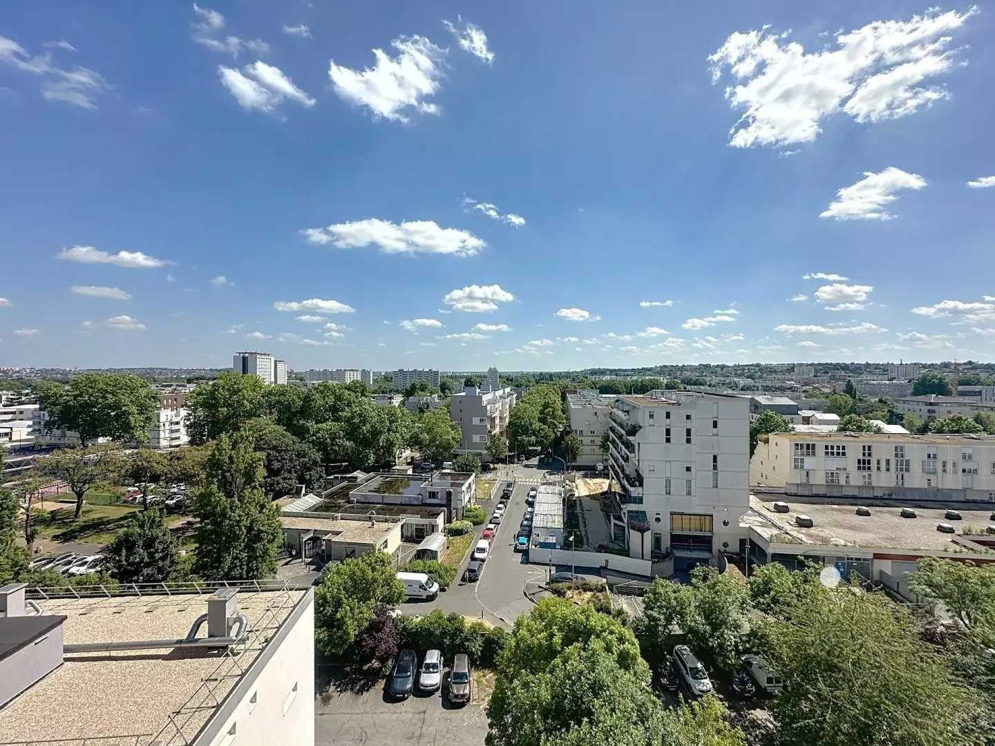 Франція, м. Париж 2-кімн квартира з гарною панорамою міста біля парку