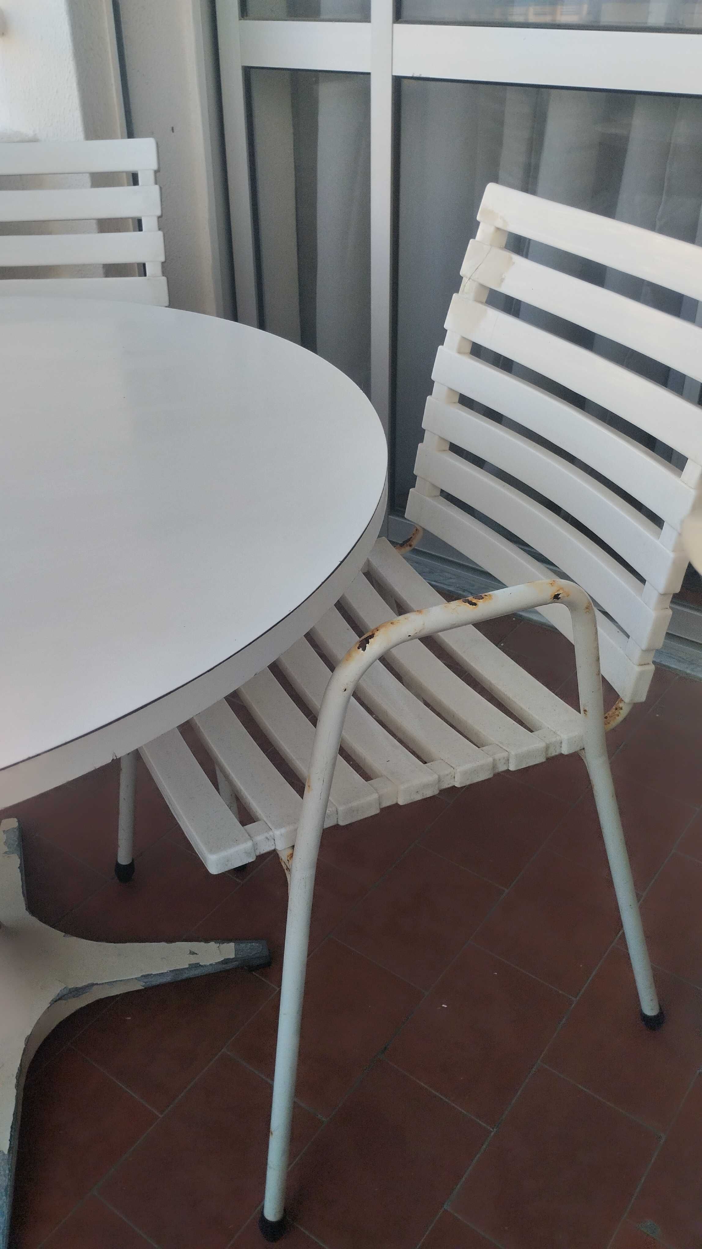 Mesa de jardim com 4 cadeiras