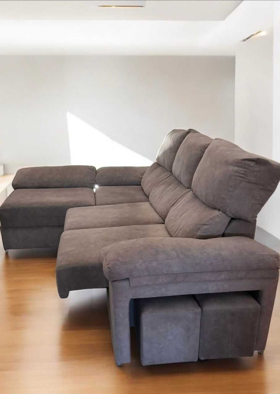 Sofá de canto com chaise, assentos deslizantes e 2 puffs integrados