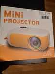 Projektor mini przenośny rzutnik