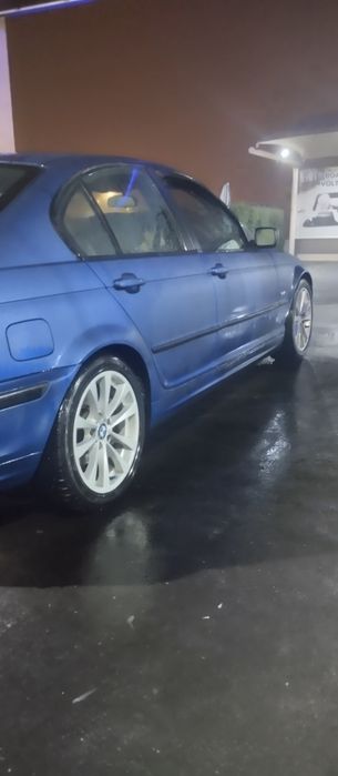 BMW 320D azul elétrico