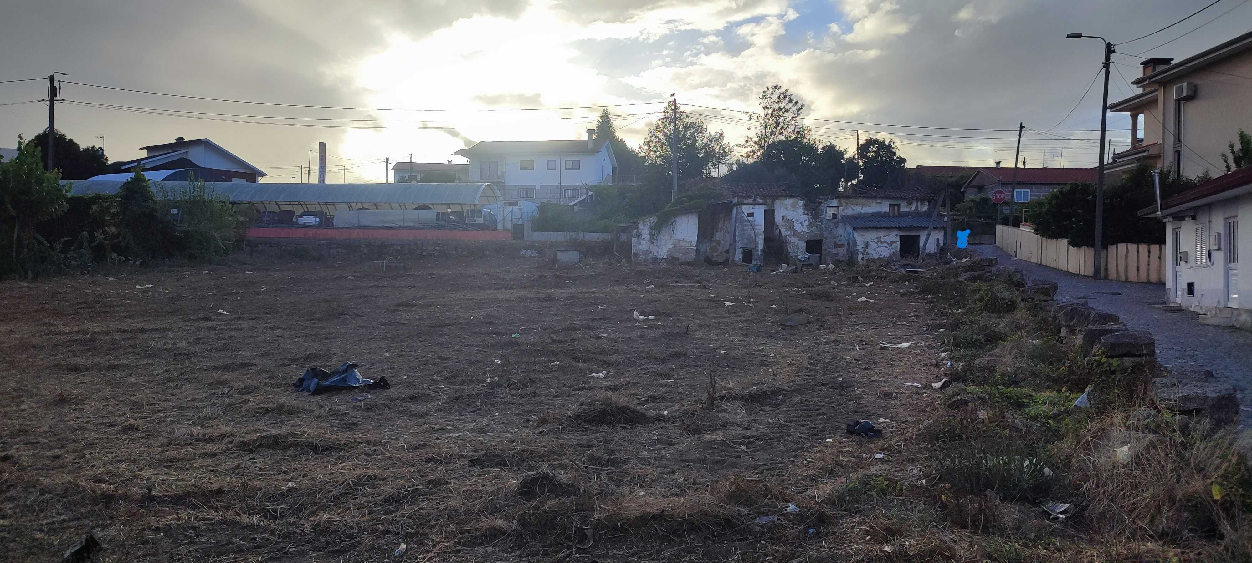 Vende-se Terreno Urbano 1711 m2 p/ construção de até 3 vivendas T3.