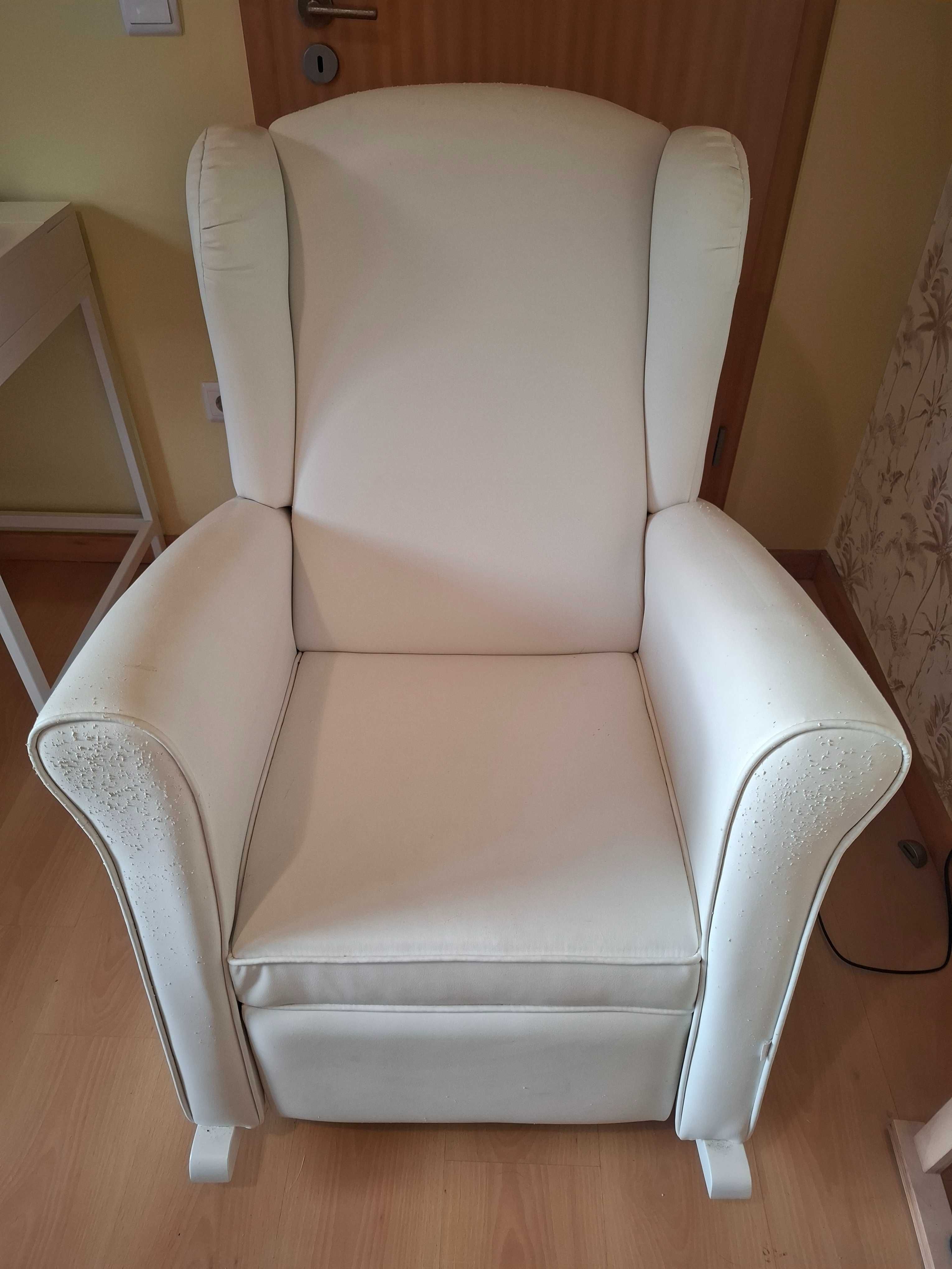 Poltrona de Amamentação / Recliner com Apoio de Pés — Polipiel Bege