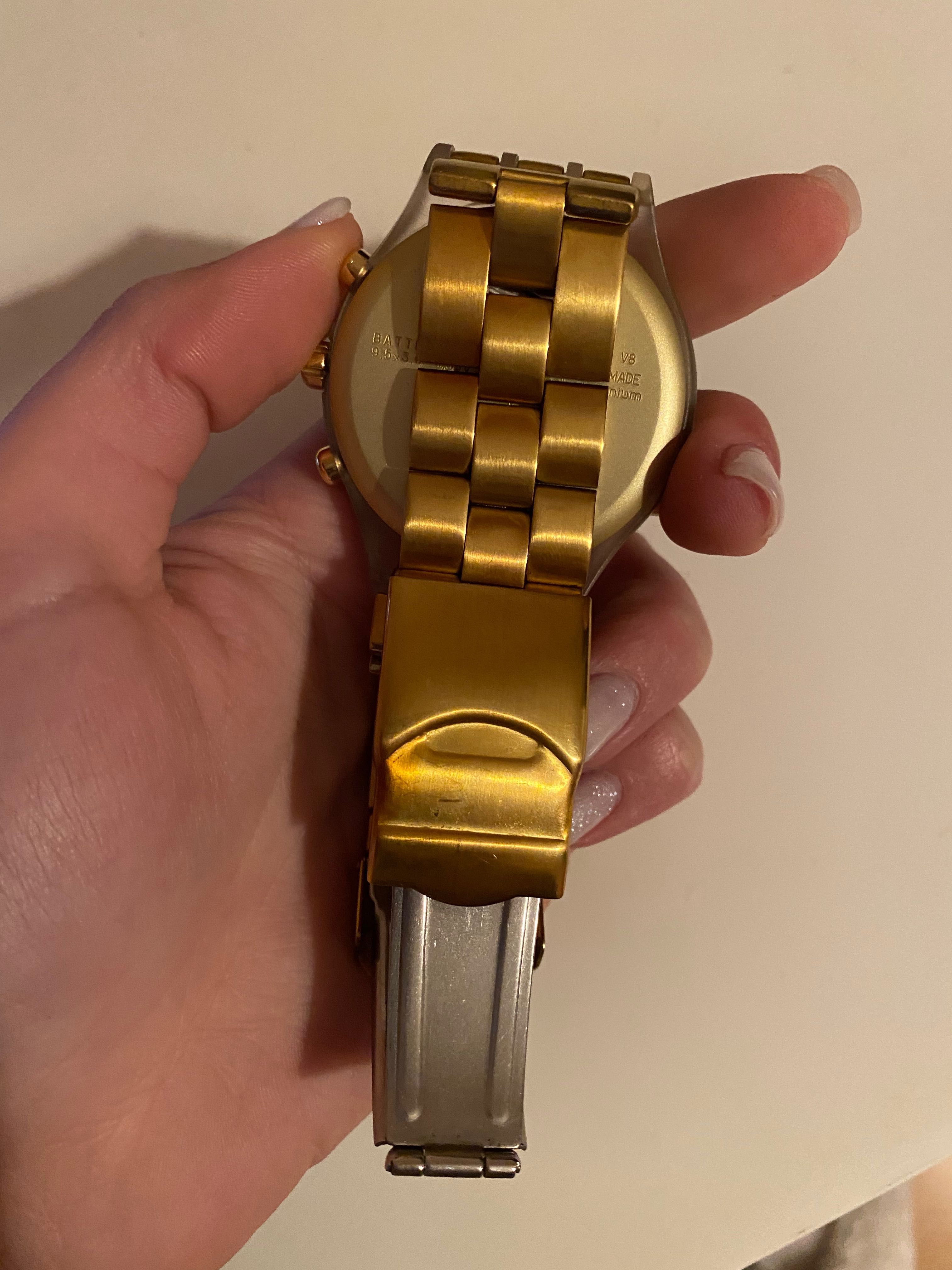 Relógio Swatch dourado