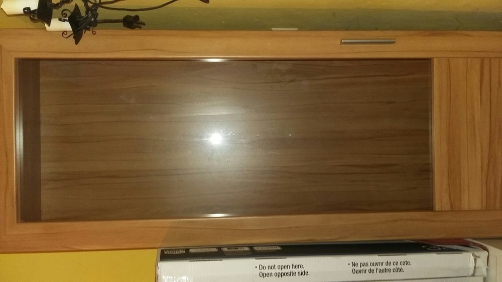 Witryna szklana z półkami