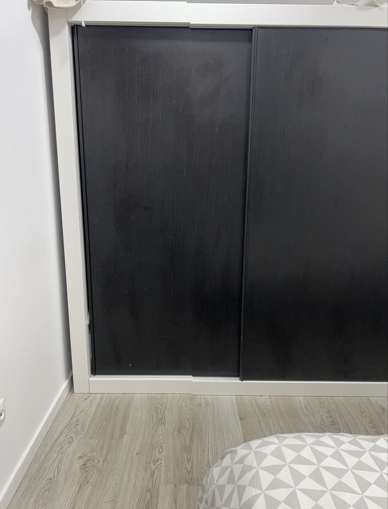 Roupeiro preto e branco