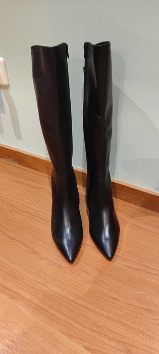 Botas novas em pele nunca foram usadas.