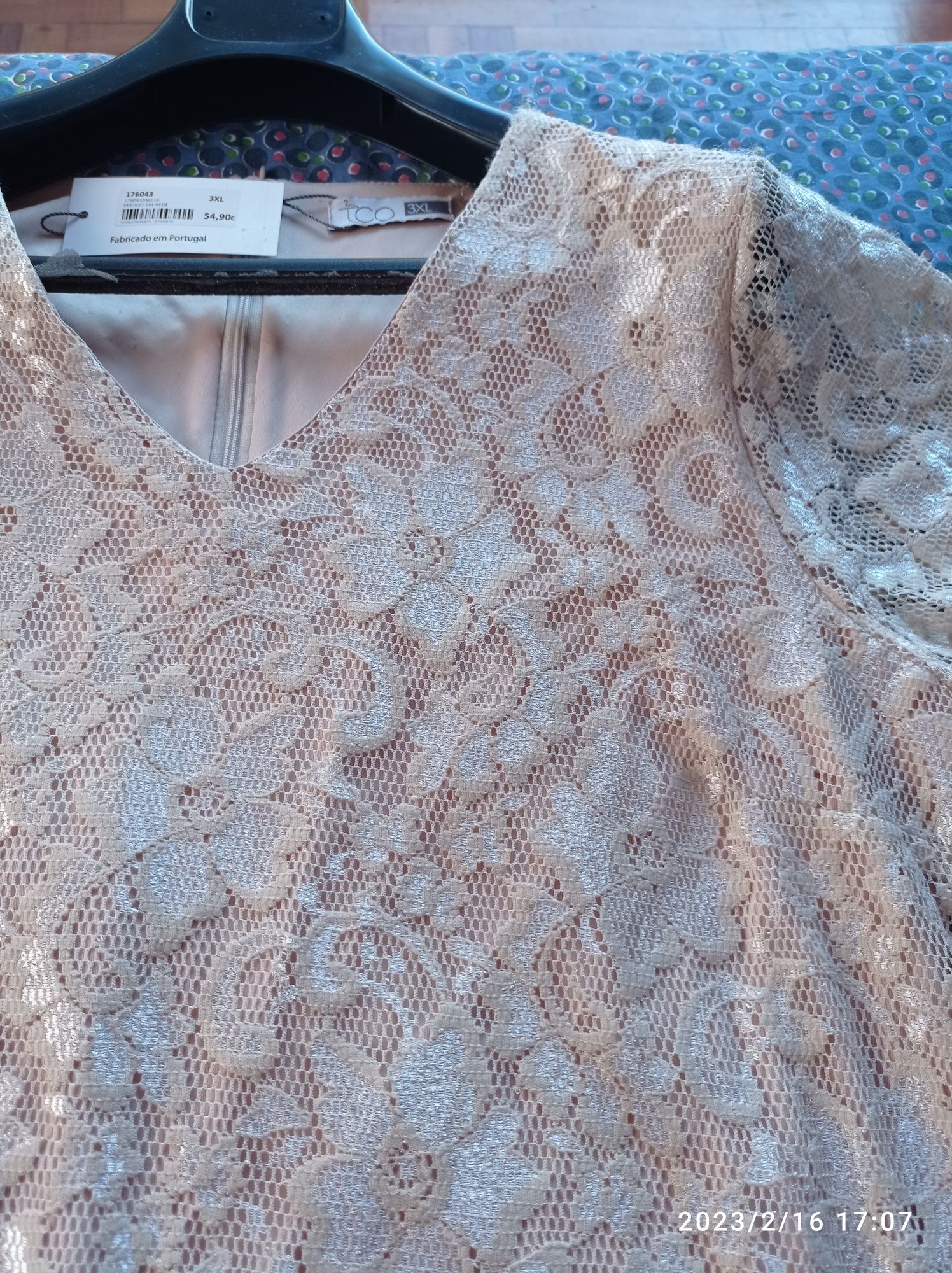 Vestido novo em tom beje