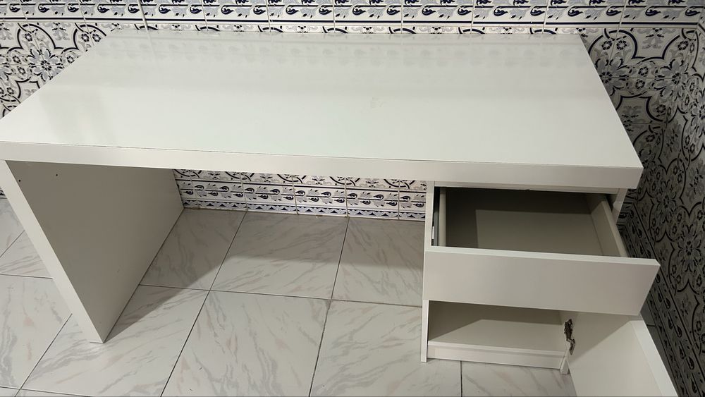 Secretária branca IKEA
