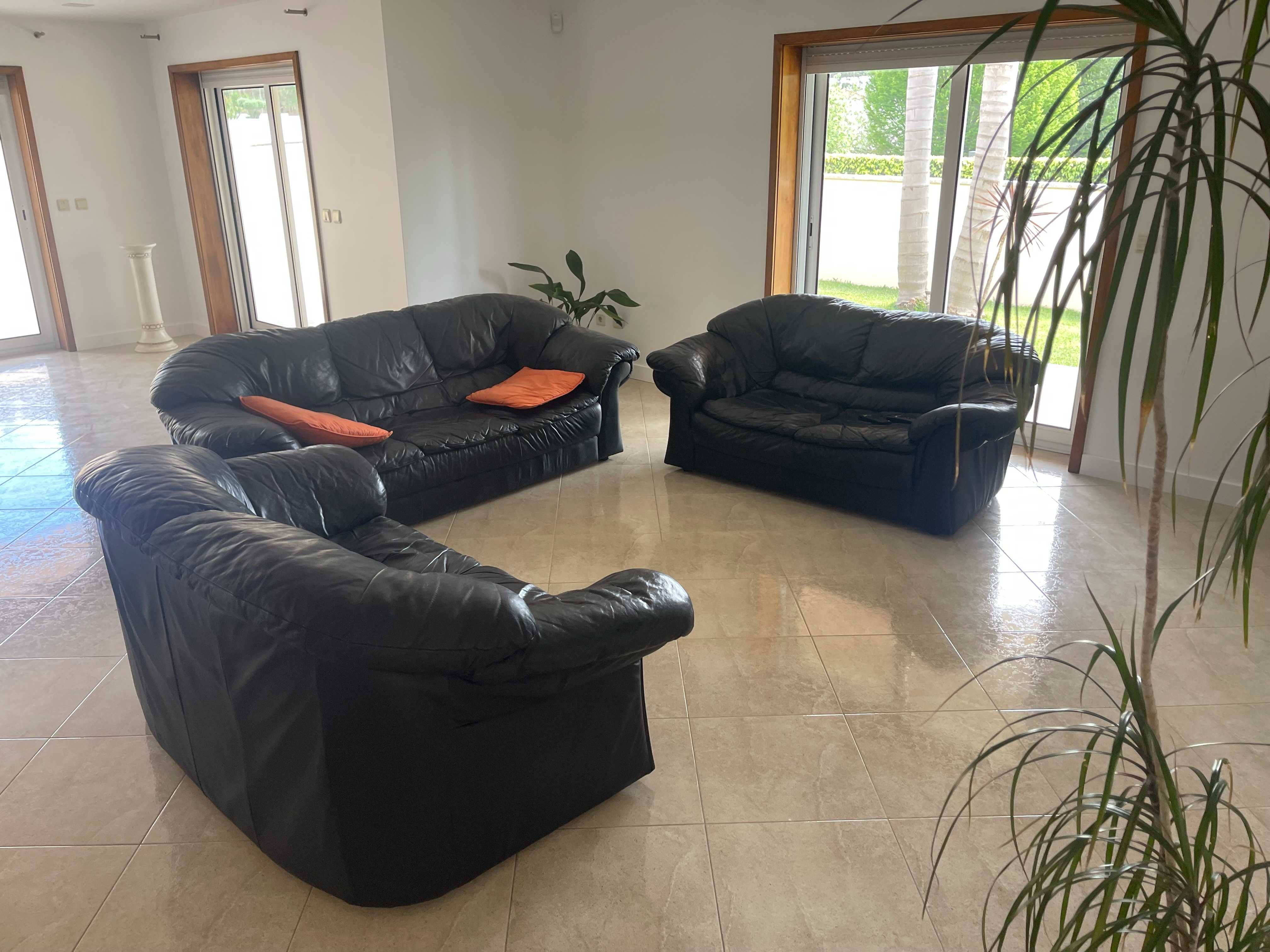 Conjunto de 3 sofás em couro preto (com sinais de uso)