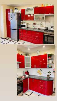 Кухня червоного кольору глянець