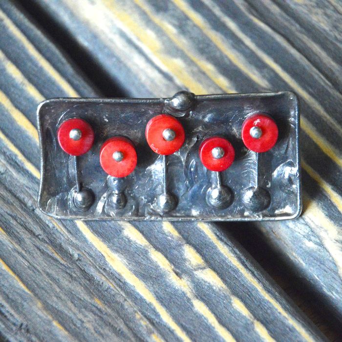 Polne maki - regulowany pierscionek z czerwonego korala.