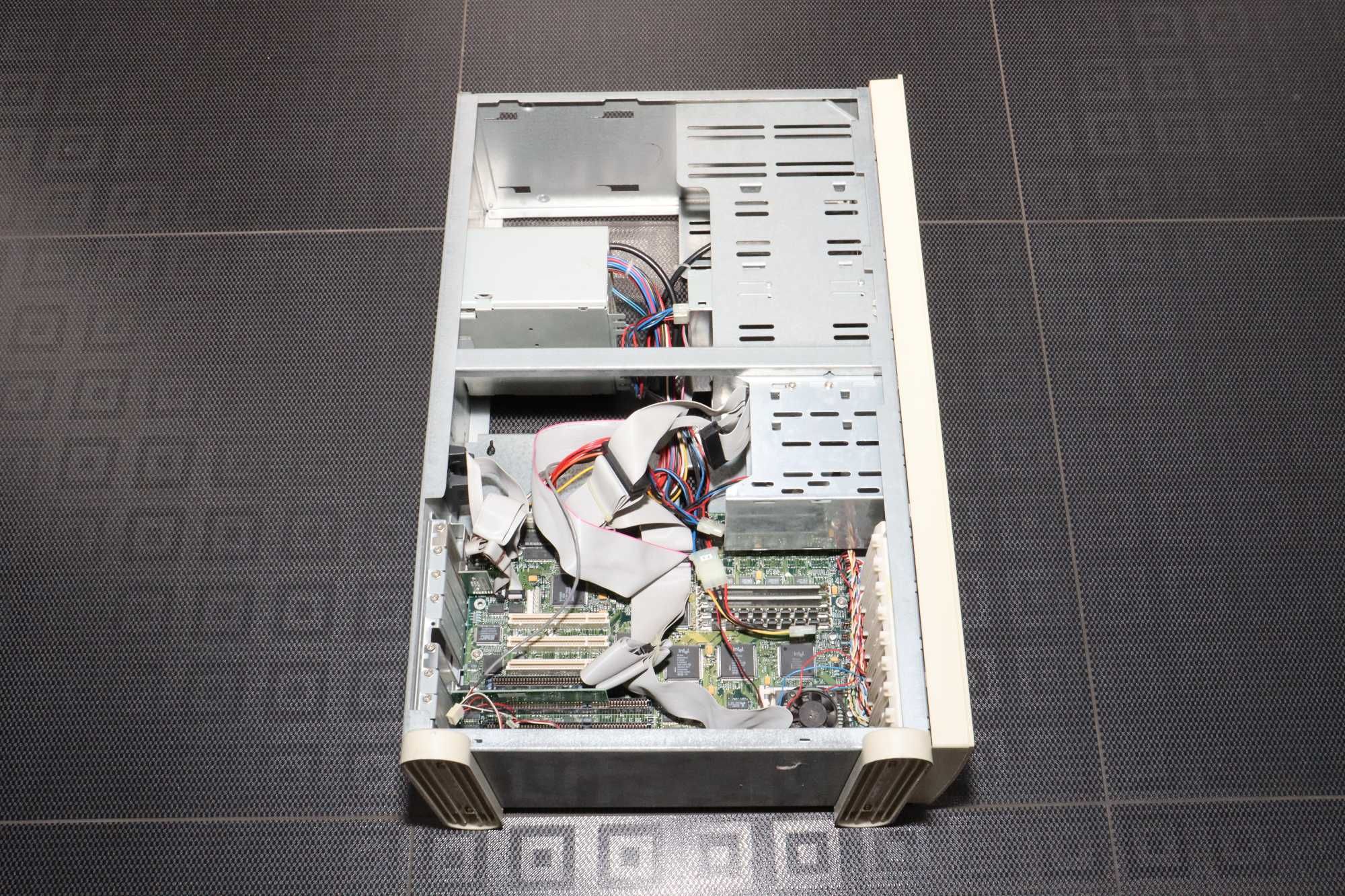 Komputer stacjonarny ESCOM zabytkowy PC z lat 90-tych Tower