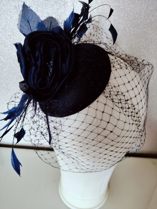 Granatowy toczek fascynator z woalką na opasce. Kwiaty z jedwabiu