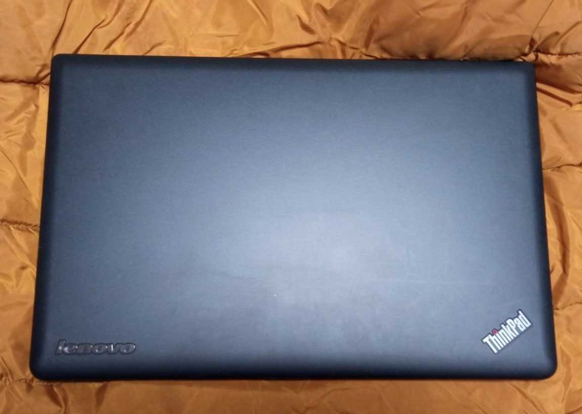 Ноутбук Lenovo  15.6 дюймов . очень хорошее состояние с зарядкой