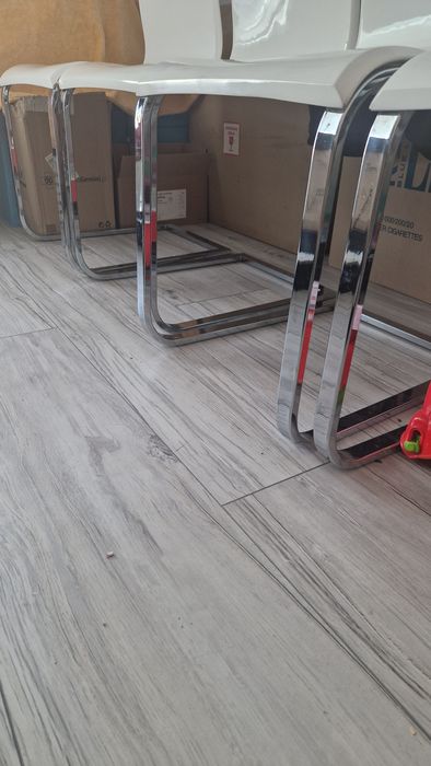 Krzesła lakierowane