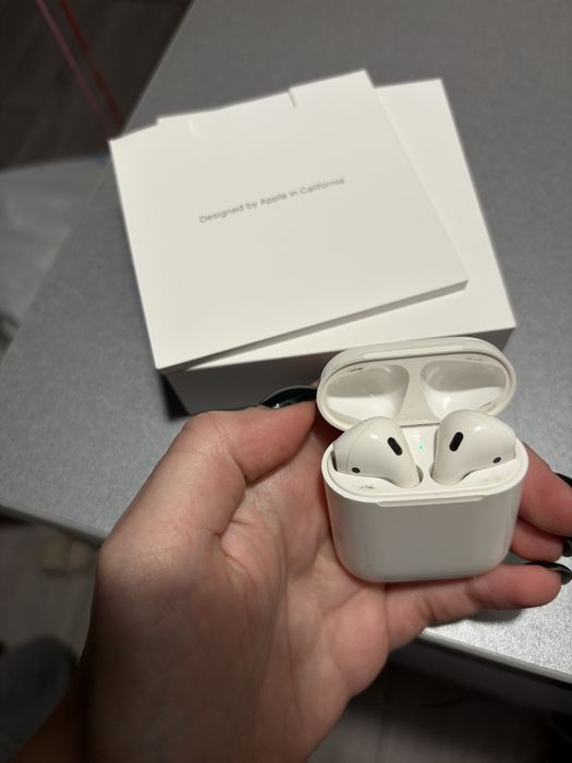 оригінальні airpods 2 з оригінальною коробкою і чохлом