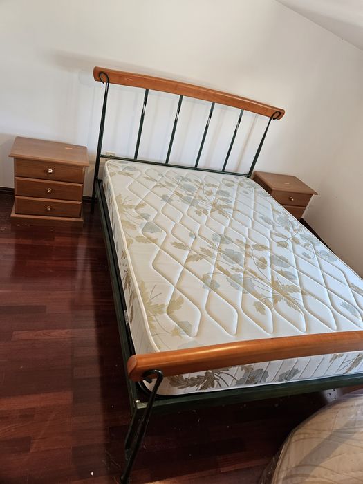 Movilia de casal e um armario de hole de entrada e uma estante de sala