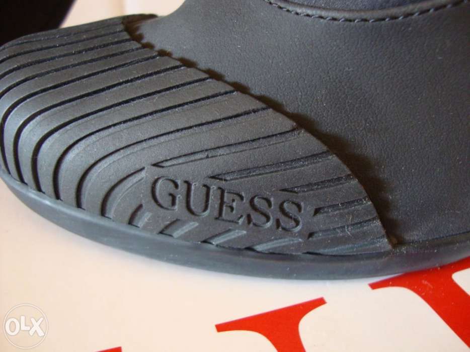 Botas originais da GUESS, ainda na caixa da própria marca