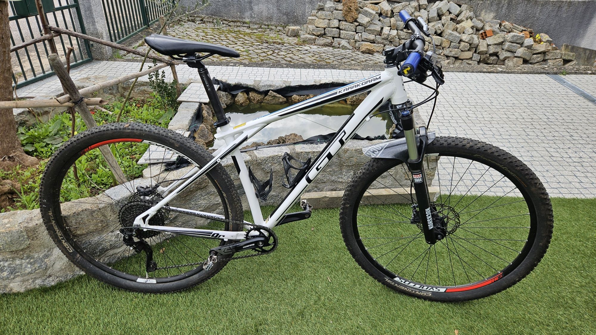 Bicicleta btt roda 29 marca GT tamaho M
