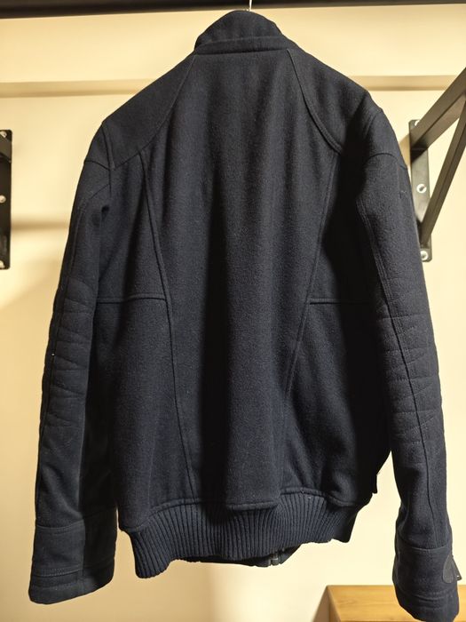 Casaco azul marinho de fazenda em bom estado